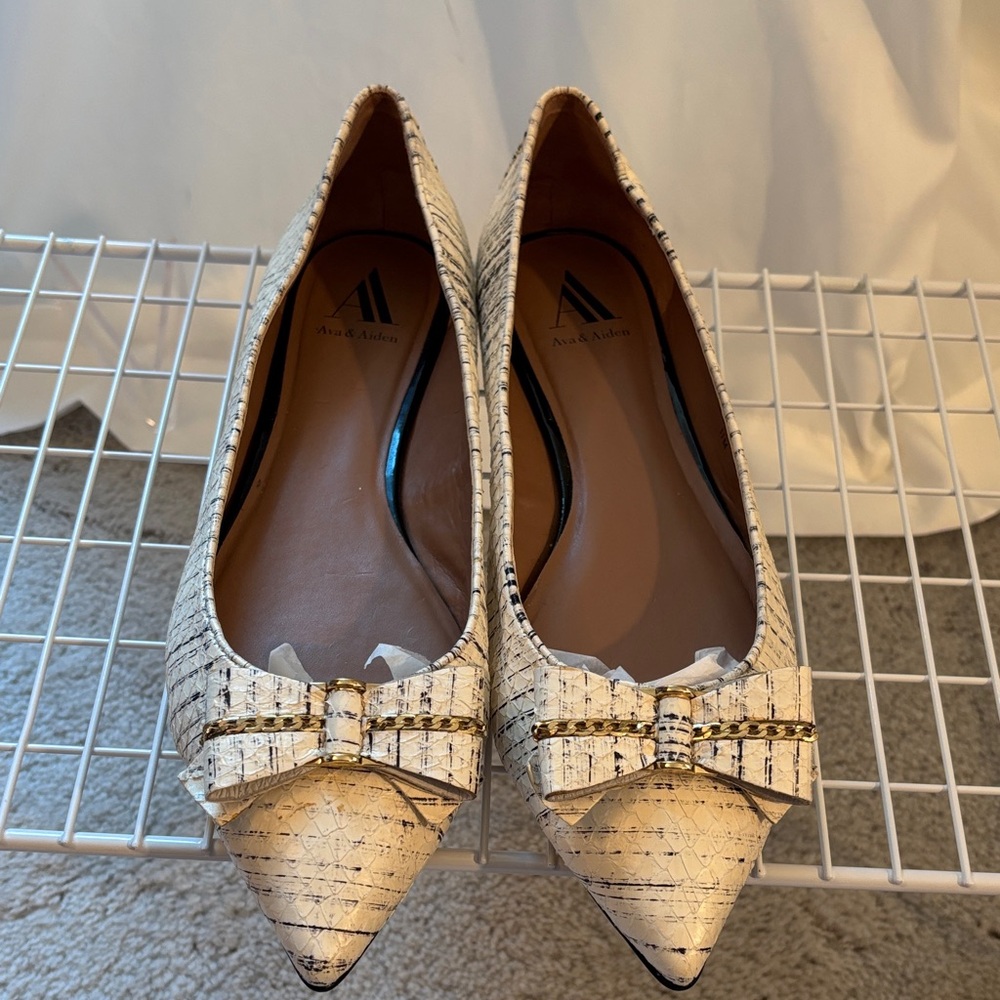 Ava and Aiden  Women's Textured Cream and Black Bow Flats Size 11